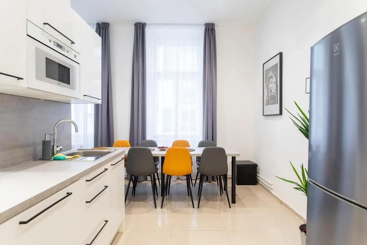 Spacious Apartments Near The River Praga Czechy