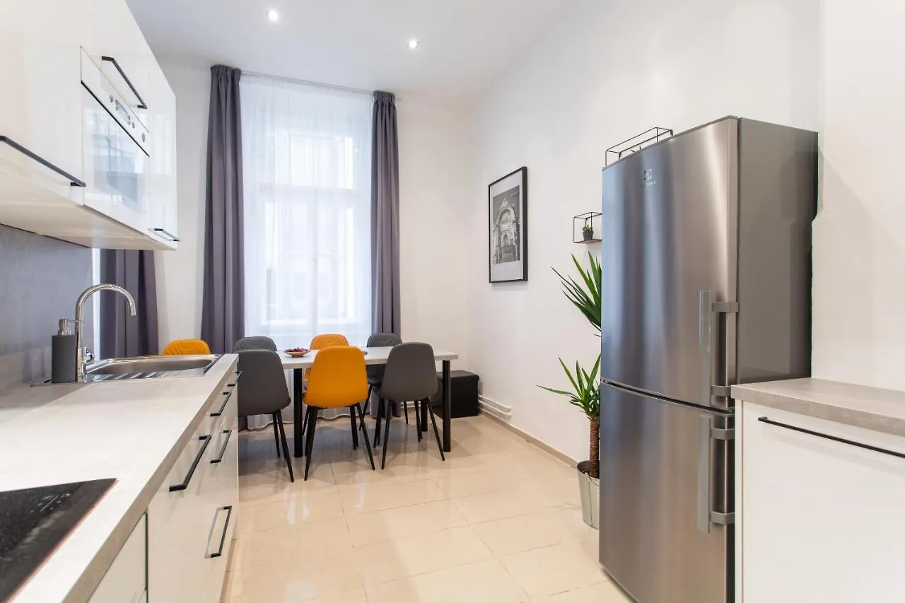 Spacious Apartments Near The River Praga