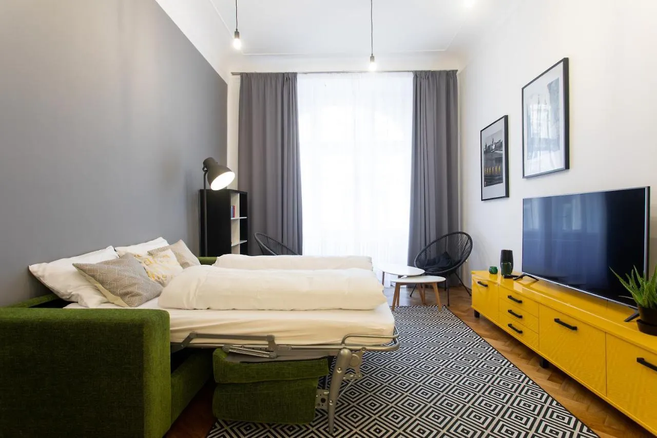 Spacious Apartments Near The River Praga
