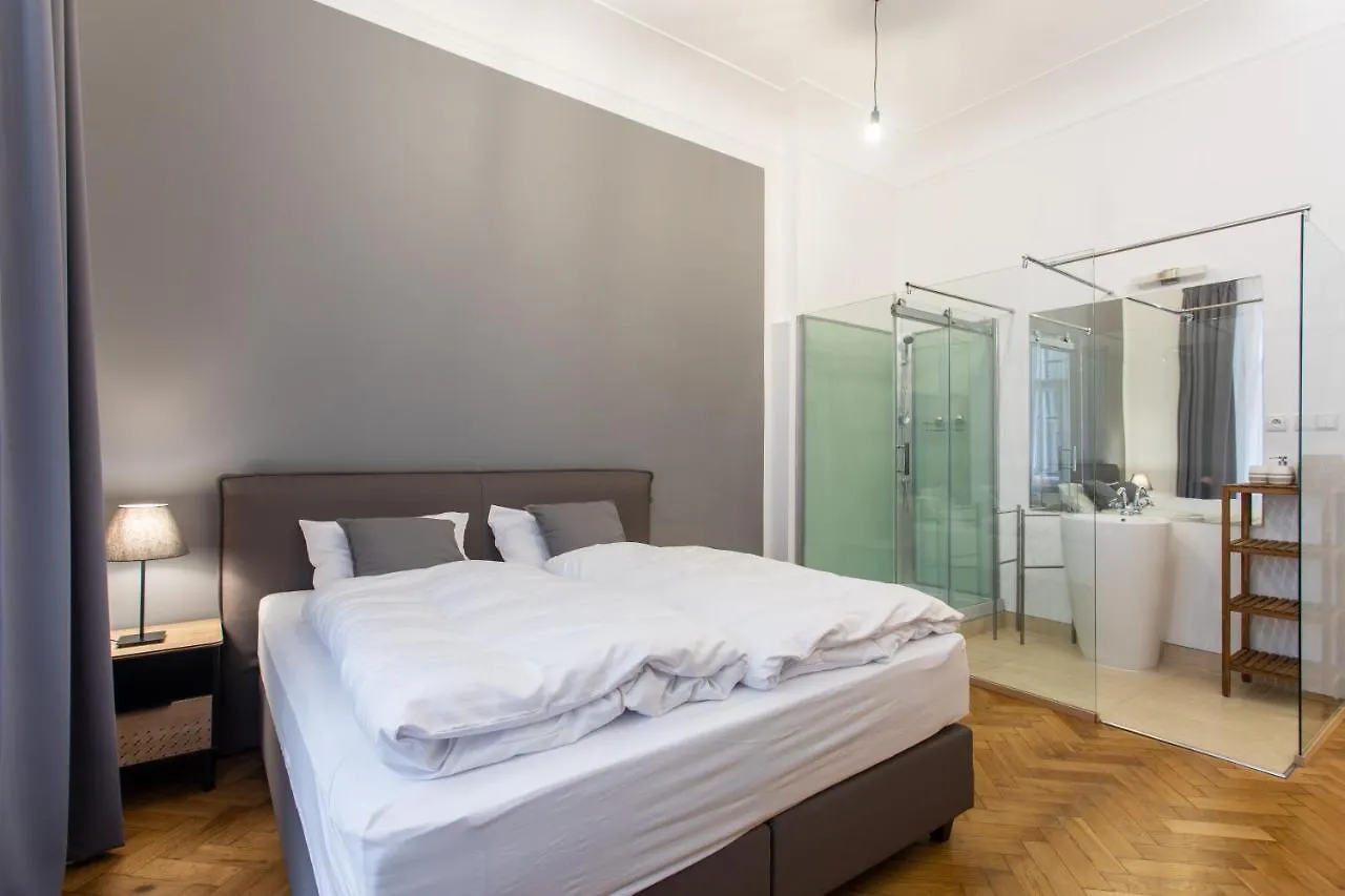Spacious Apartments Near The River Praga