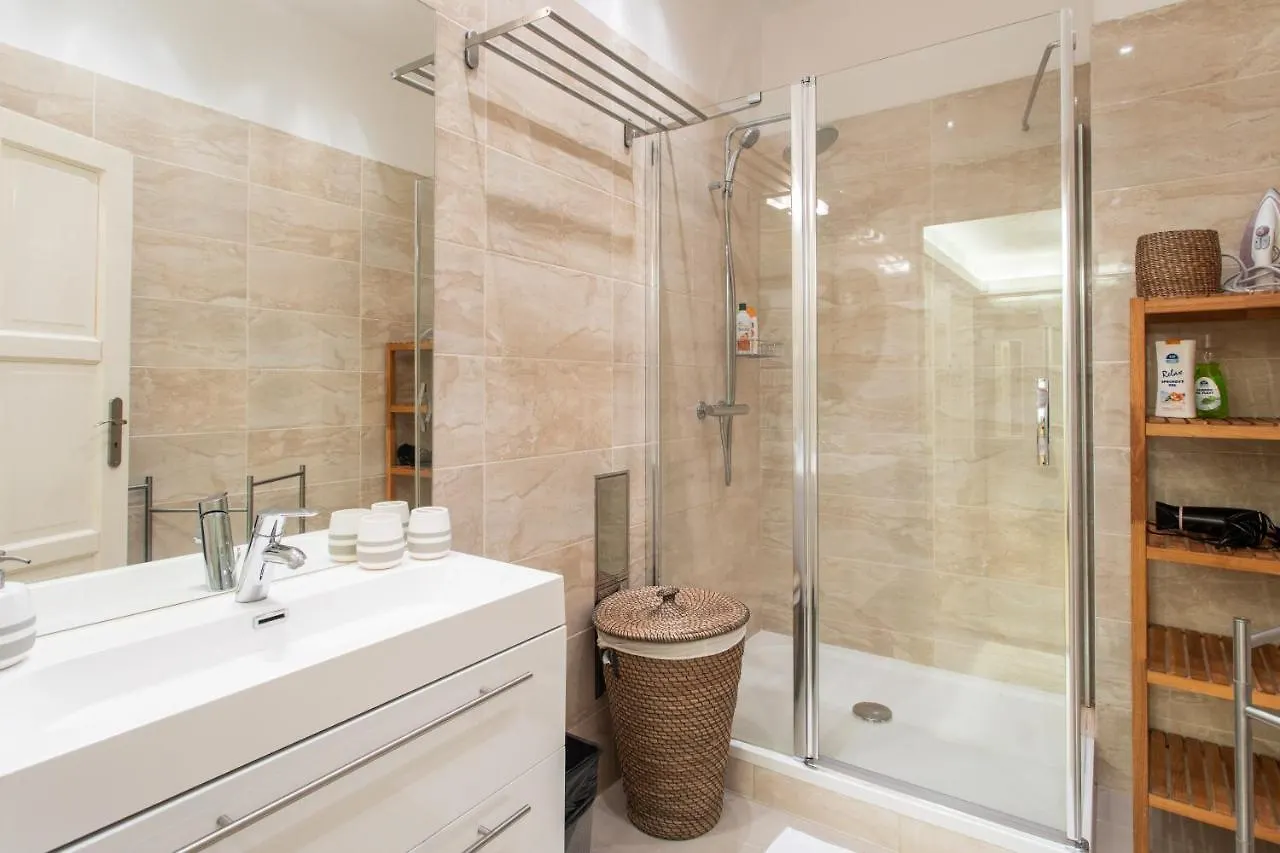 Spacious Apartments Near The River Praga