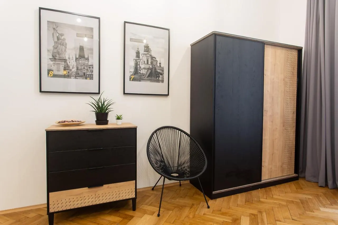 Spacious Apartments Near The River Praga