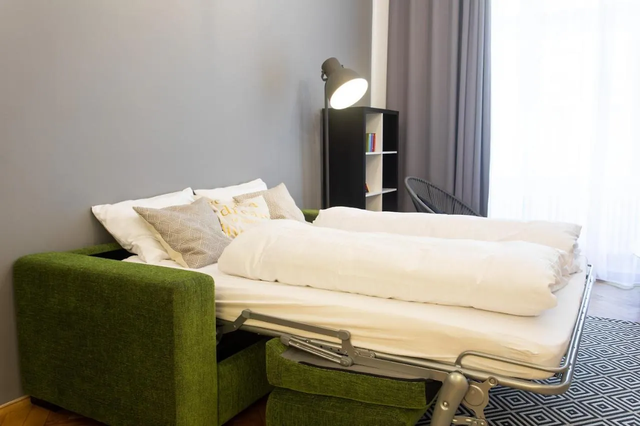 Spacious Apartments Near The River Praga
