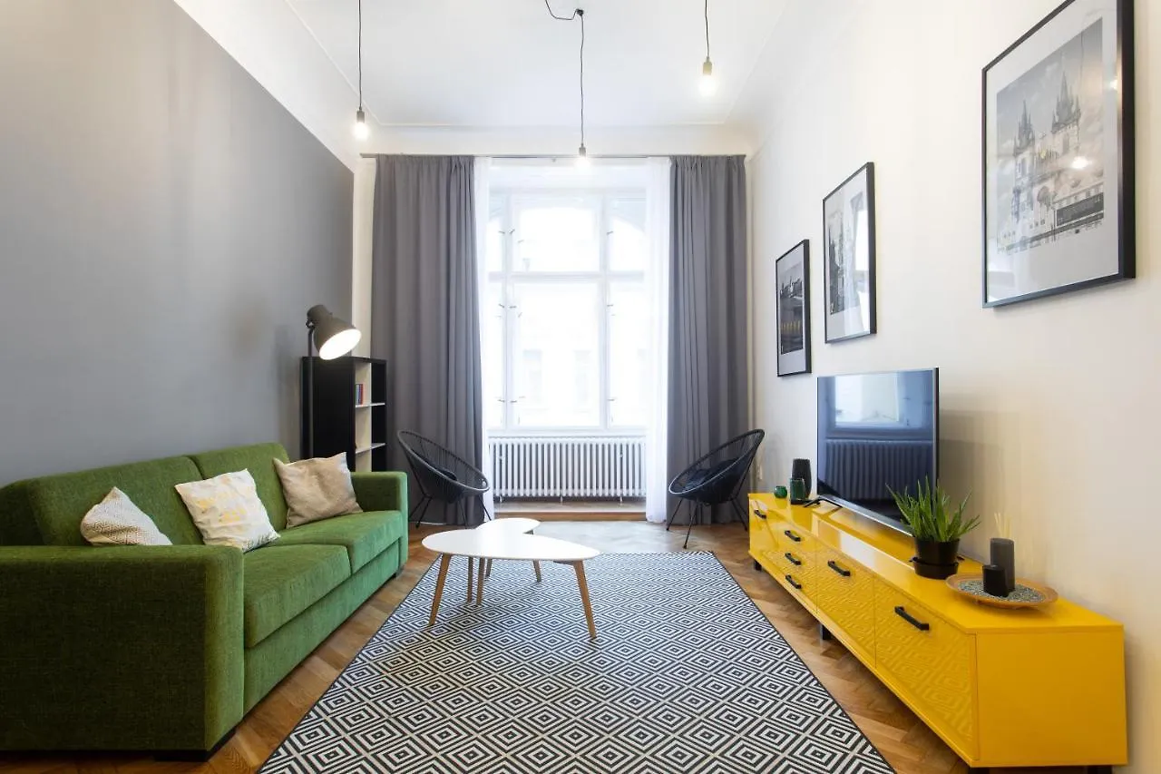 Spacious Apartments Near The River Prag