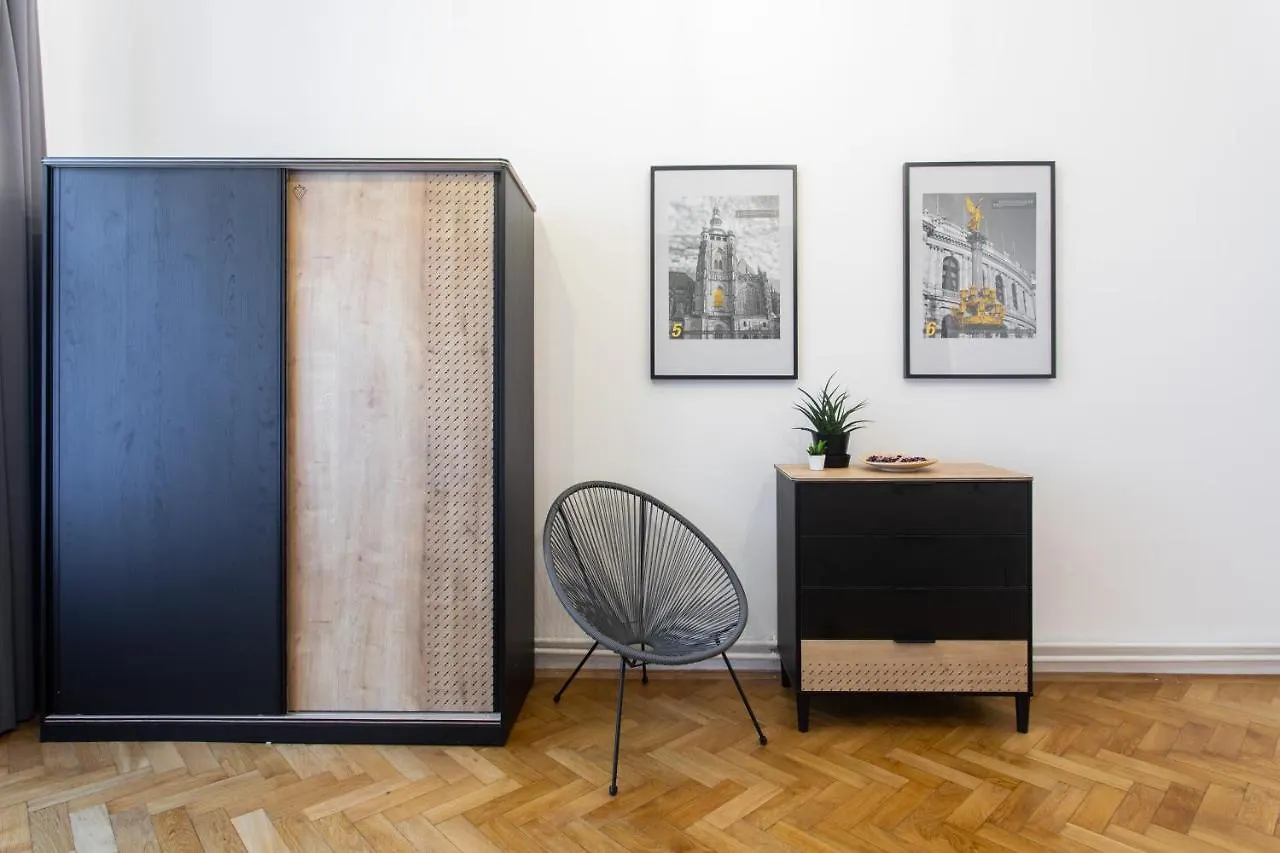 Spacious Apartments Near The River Prag
