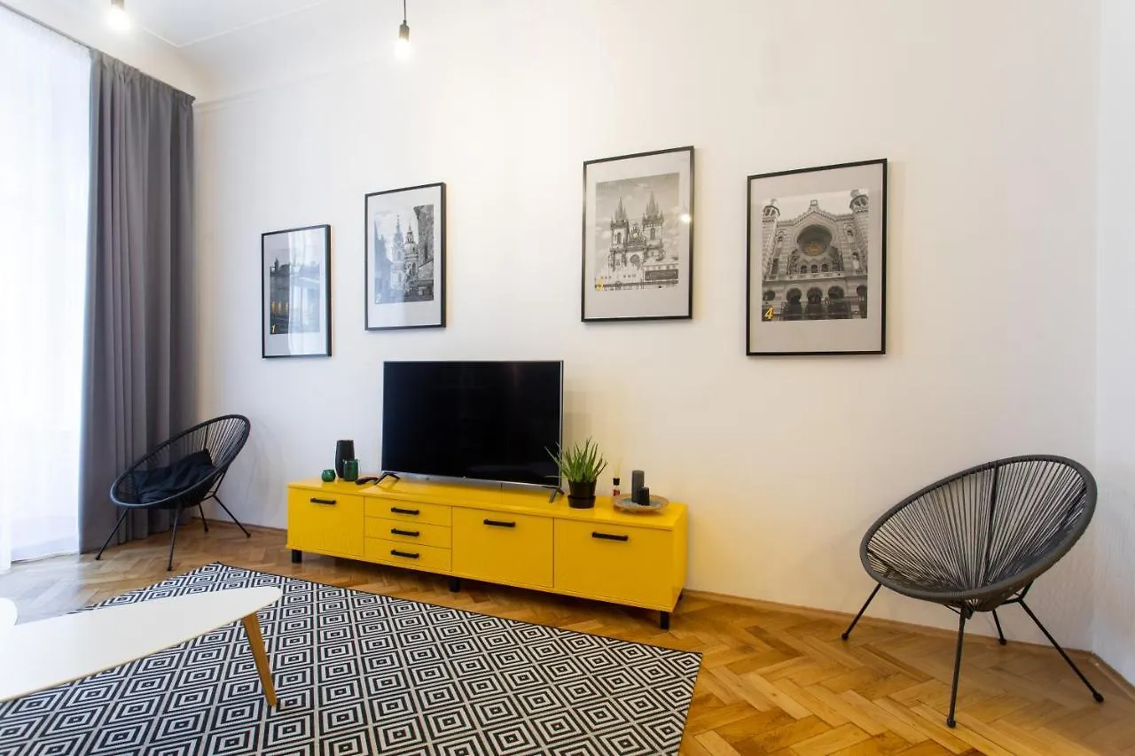 Spacious Apartments Near The River Prag