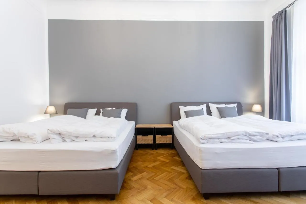 Spacious Apartments Near The River Prag