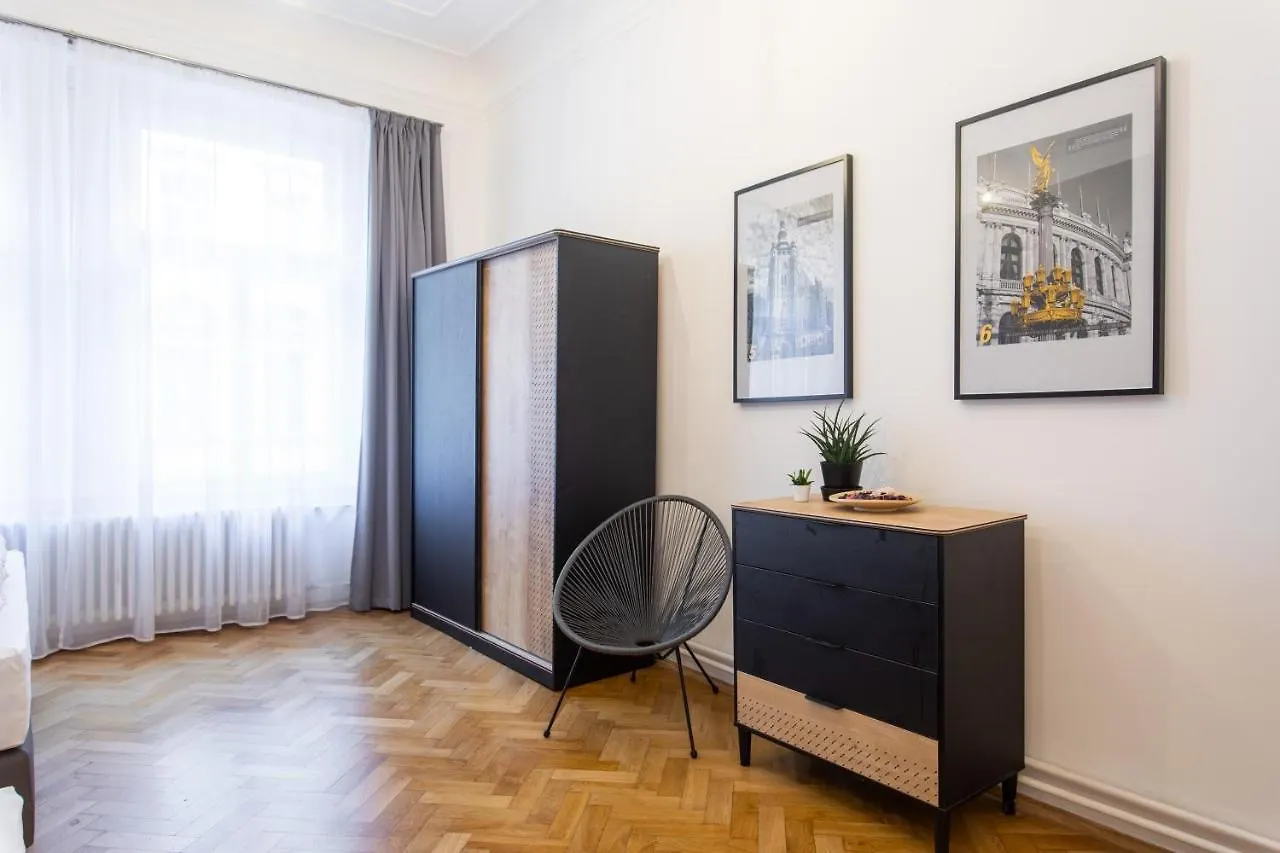 Spacious Apartments Near The River Prag