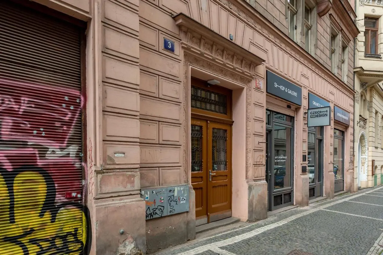 Spacious Apartments Near The River Prag